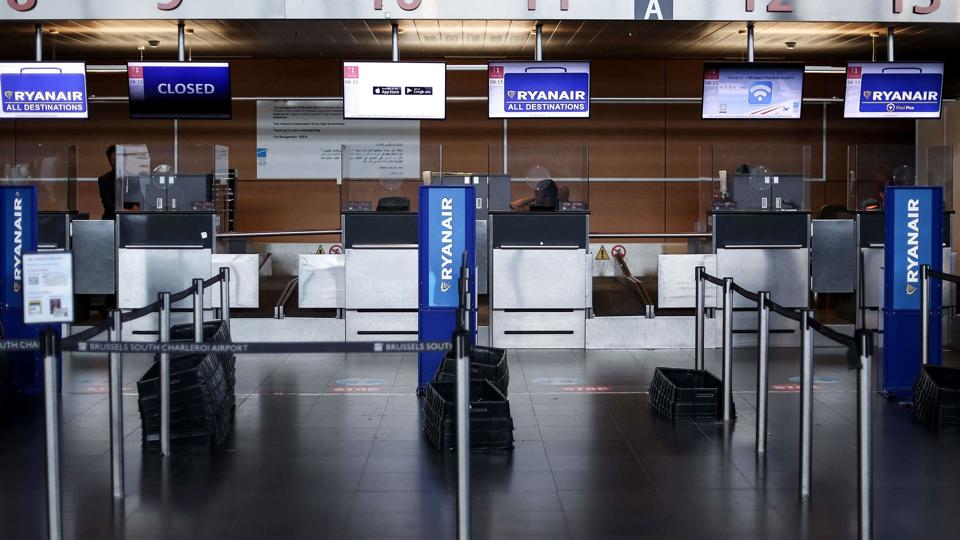 Der er tomt ved Ryanairs check-in-skranke i Terminal 1 i lufthavnen i Charleroi i Belgien, hvor selskabets kabinepersonale strejker. <i>Kenzo Tribouillard/Ritzau Scanpix</i>