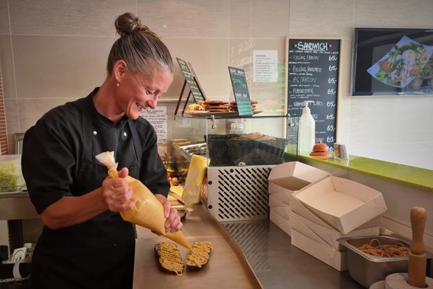 Foruden Jane Bønkel er der en enkelt fastansat - og jo, der laves også sandwich. <i>Foto: Jakob Kanne Bjerregaard</i>
