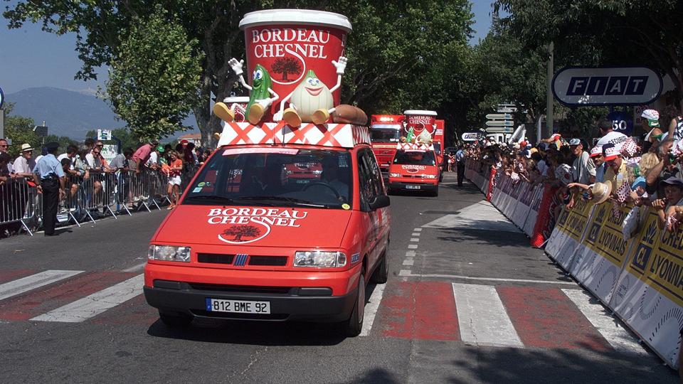 Det er ofte festligt, når Tour-karavanen skridter dagens etape af et godt stykke foran feltet. Her et billede fra en tidligere udgave af løbet i Frankrig. (Arkivfoto). <i>Søren Steffen/Ritzau Scanpix</i>