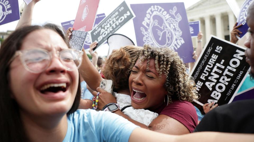 Abortmodstandere fejrer fredagens afgørelse uden for den amerikanske højesteret i Washington D.C. <i>Evelyn Hockstein/Reuters</i>