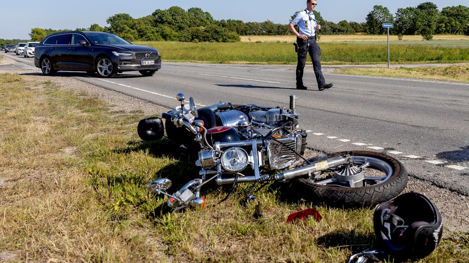 Egensevej i Klarup ved Aalborg blev fredag eftermiddag helt spærret af efter en trafikulykke ved Nørkæret. En motorcyklist er kvæstet, efter han kørte ind i en bil, ifølge vagtchef Karsten Højrup fra Nordjyllands Politi. <i>Foto: Lars Pauli</i>