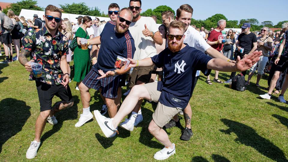 Humøret var højt, da publikum efter den lange coronapause atter kunne indtage Dyrskuepladsen i Thisted. <i>Foto: Bo Lehm</i>