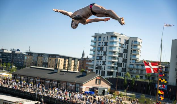 High-diving konkurrencen med udspring på 20 meter fra Limfjordsbroen i Aalborg var et tilløbsstykke ved DM-ugen 2022. <i>Arkivfoto: Martél Andersen</i>