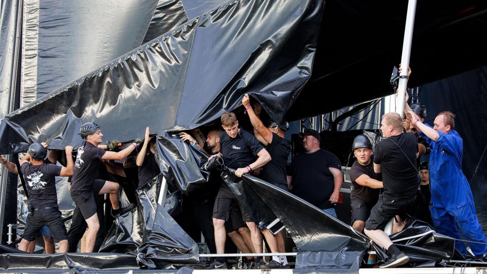 Scenearbejdere kæmpede en brav kamp for at få tæmmet den viltre teltdug. <i>Foto: Bo Lehm</i>