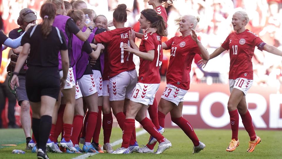Holdkammeraterne tiljubler Janni Thomsen efter hendes scoring mod Brasilien. <i>Liselotte Sabroe/Ritzau Scanpix</i>
