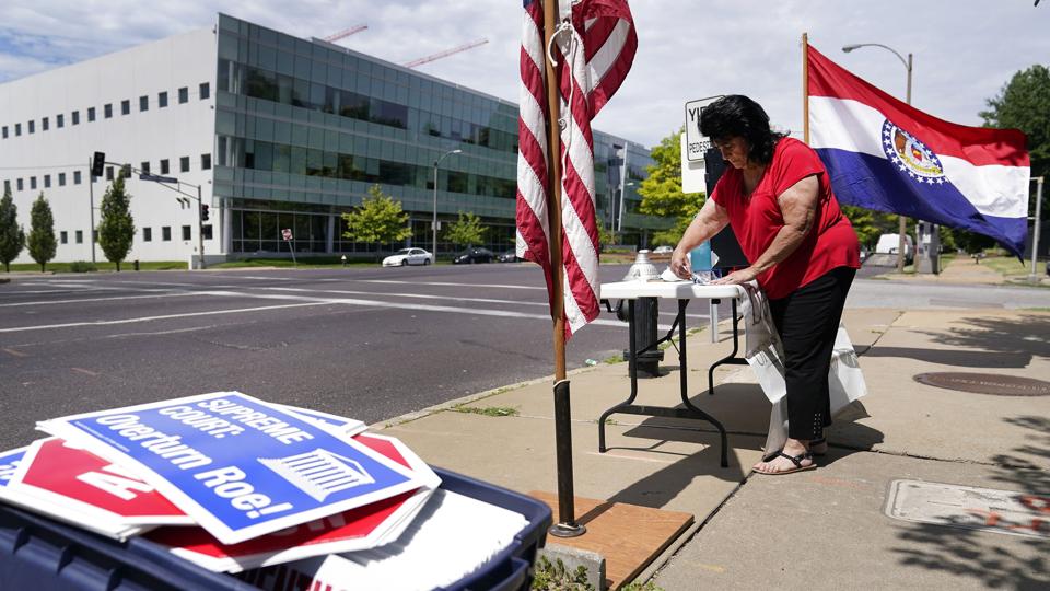 Abortmodstanderen Mary Maschmeier, der er stifter af ngo'en Defenders of the Unborn, gør sit bord klar ved en protest fredag udenfor organisationen Planned Parenthood i St. Louis, Missouri. En ny abortlov er trådt i kraft i delstaten, samme dag som et konservativt flertal i USA's Højesteret sløjfede den skelsættende "Roe v. Wade"-afgørelse fra 1973. <i>Jeff Roberson/Ritzau Scanpix</i>