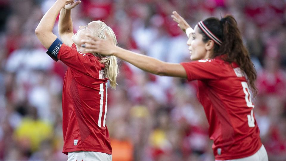 Danmark slog fredag aften Brasilien i en testkamp i Parken med 21.542 tilskuere på tribunen. <i>Liselotte Sabroe/Ritzau Scanpix</i>