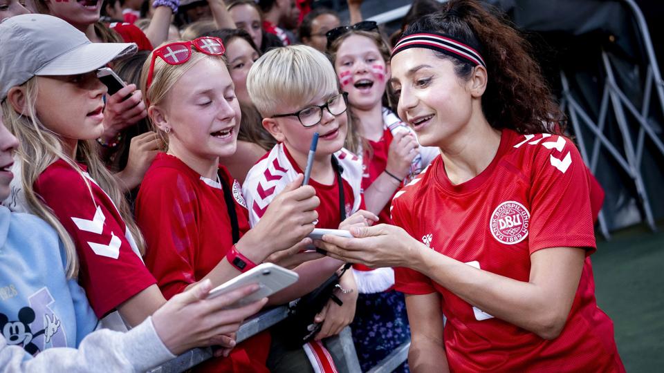 Nadia Nadim hyggede sig med de danske fans, efter at Danmark fredag slog Brasilien med 2-1 i kvindelandsholdets første landskamp nogensinde i Parken. Kampen satte også tilskuerrekord for en kvindefodboldkamp i Danmark med 21.542 tilskuere. <i>Liselotte Sabroe/Ritzau Scanpix</i>
