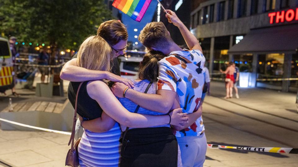 Omkring klokken 01.15 natten til lørdag blev der affyret flere skud ved London Pub i det centrale Oslo. Baren gæstes af især homoseksuelle. Norsk politi har anbefalet af aflyse den Pride-parade, der skulle have fundet sted i Oslo lørdag, efter nattens skyderi. <i>Javad Parsa/Ritzau Scanpix</i>