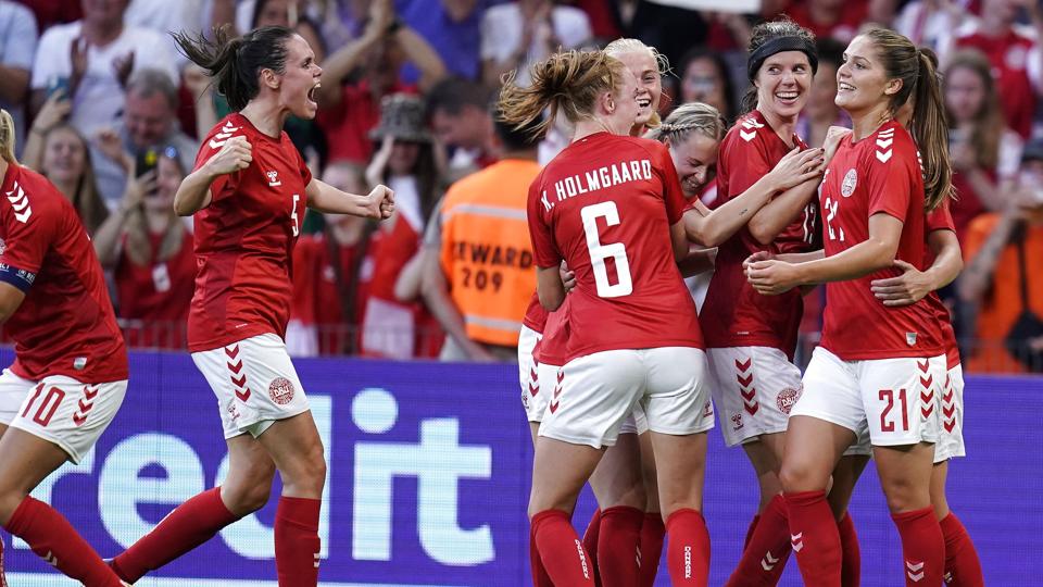 Danmarks kvindelige fodboldlandshold varmede fredag op til det kommende EM i England med en sejr over Brasilien. Det skete for første gang nogensinde i Parken foran et rekordstort publikum på 21.542 tilskuere. <i>Liselotte Sabroe/Ritzau Scanpix</i>