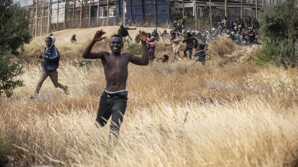 Migranter løb fredag ind på spansk territorium efter at have forceret det grænsehegn, der adskiller den spanske enklave Melilla fra Marokko. Efterfølgende har marokkanske myndigheder meddelt, at mindst 18 mennesker døde under stormløbet mod det pigtrådsomkransede grænsehegn. <i>Javier Bernardo/Ritzau Scanpix</i>