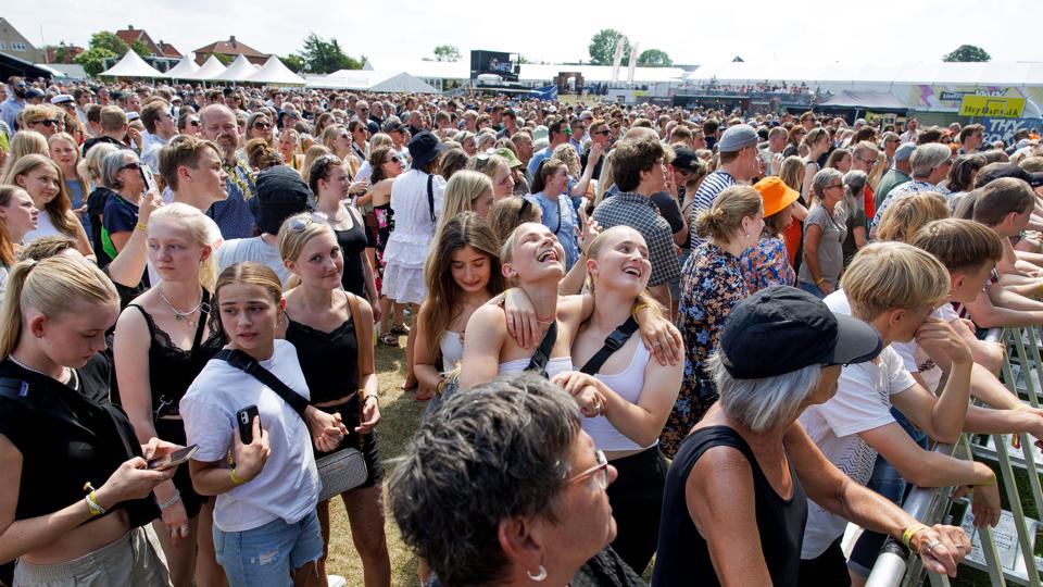 Stemningen på festivalpladsen var god lørdag eftermiddag, da Jonah Blacksmith gik på scenen. <i>Foto: Bo Lehm</i>