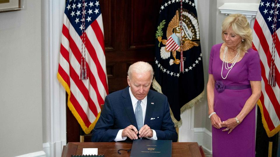 Lørdag har præsident Joe Biden sat sin underskrift på en lov, der begrænser adgangen til våben. <i>Stefani Reynolds/Ritzau Scanpix</i>