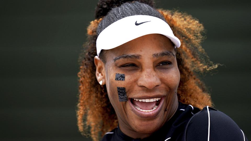 Serena Williams var i strålende humør, da hun lørdag trænede på Wimbledon-anlægget. <i>John Walton/Ritzau Scanpix</i>