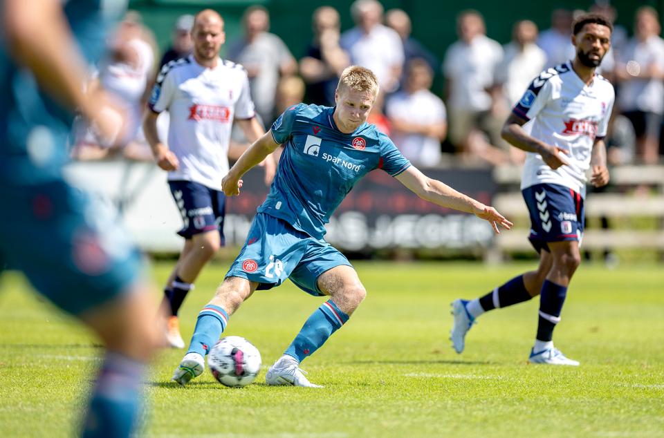 Jeppe Pedersen har nu kontrakt med AaB indtil sommeren 2025. <i>Arkivfoto: Lars Pauli</i>