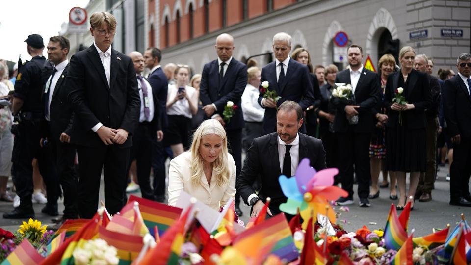 Norges kronprins Haakon og kronprinsesse Mette-Marit lægger blomster på stedet for skyderiet. Haakon siger, at Norge er et land, hvor man skal have lov til at elske, hvem man vil. Men det kan ikke tages som en selvfølge. Stedet, hvor der blev skudt, er kendt som en bar, hvor der kommer LGBT-personer. <i>9200 Björn Larsson Rosvall/Tt/Ritzau Scanpix</i>