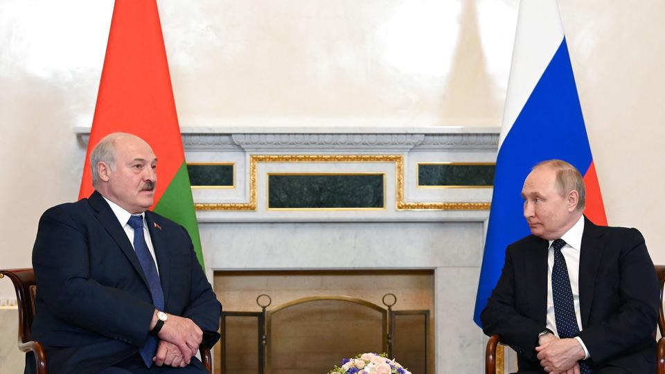 Ruslands præsident, Vladimir Putin (tv), og Hvideruslands præsident, Aleksandr Lukasjenko, under deres møde i Sankt Petersborg. <i>Sputnik/Reuters</i>