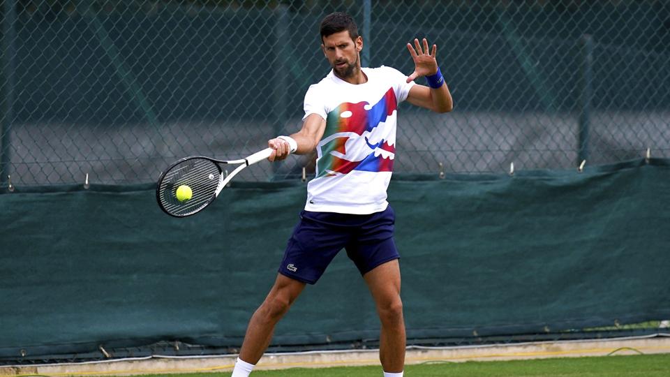 Novak Djokovic trænede lørdag på græs forud for Wimbledon, der indledes mandag. <i>John Walton/Ritzau Scanpix</i>