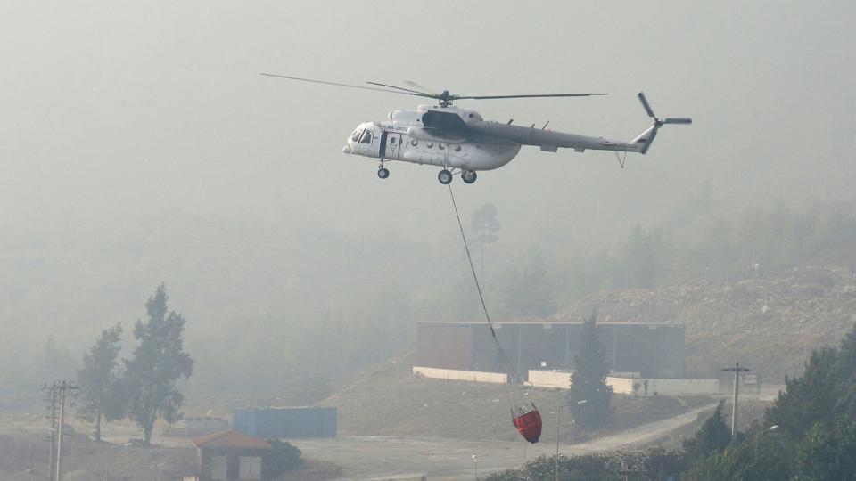 Helikopter dropper vand over skovbranden i Marmaris-området. Der er brændt omkring 4500 hektarer, ca. 45 kvadratkilometer. Branden meldes under kontrol nu. Billedet er fra torsdag. <i>Uncredited/Ritzau Scanpix</i>