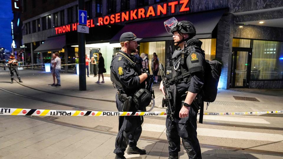 Politiet sikrede området omkring Rosenkrantz Gate, hvor skyderiet fandt sted natten til lørdag. <i>Javad Parsa/Ritzau Scanpix</i>