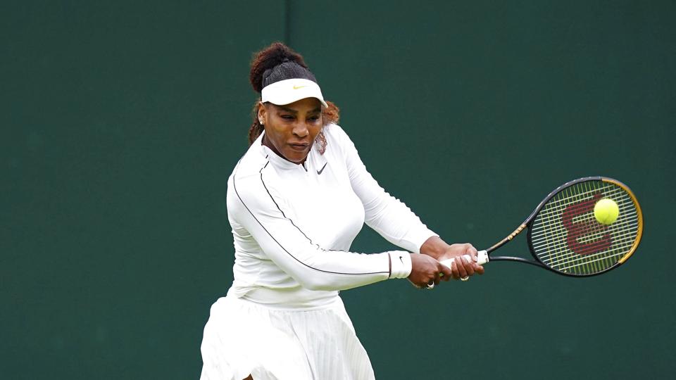 Serena Williams har som noget ekstraordinært fået lov til at træne på Centre Court forud for Wimbledon, som amerikaneren har vundet syv gange. <i>Adam Davy/Ritzau Scanpix</i>