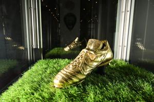 Forgyldt fodboldstøvle udstilles 30 år efter EM-triumf