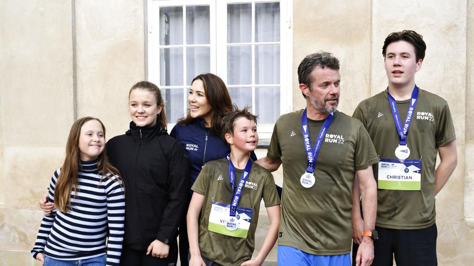 Prinsesse Isabella, der her står som nummer to fra venstre, og prins Christian, der står yderst til højre, skal alligevel ikke gå på Herlufsholm Kostskole efter sommerferien. Det har deres forældre, kronprinsparret besluttet, efter voldsom kritik af skolen. <i>Philip Davali/Ritzau Scanpix</i>