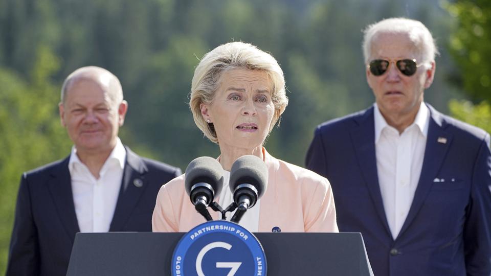 Ursula von der Leyen, EU-Kommissionens formand, fortæller på G7-topmødet, at Vesten i de næste fem år vil foretage massive investeringer i udviklingslandene. USA's præsident, Joe Biden med solbriller, siger, at det er investeringer, som vil gavne alle. Tysklands kansler, Olaf Scholz, ser smilende til. <i>Michael Kappeler/Ritzau Scanpix</i>