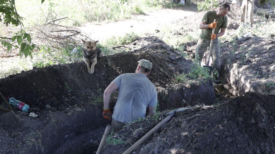 Ukrainske soldater graver skyttegrave i udkanten af Lysytsjansk. Billedet er fra den 21. juni. <i>Anatolii Stepanov/Ritzau Scanpix</i>