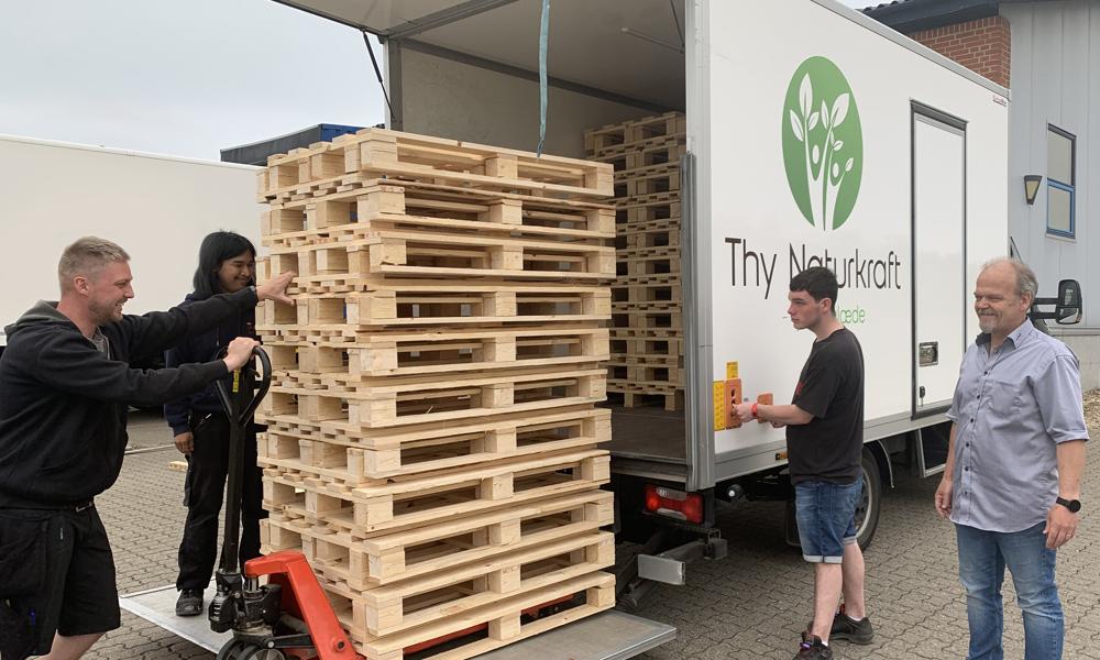 Vinduesproducenten Outrup Vinduer & Døre får leveret sine paller af job- og boprojektet Elmelund i Thisted. Vinduesproducenten Outrup Vinduer & Døre får leveret sine paller af job- og boprojektet Elmelund i Thisted.