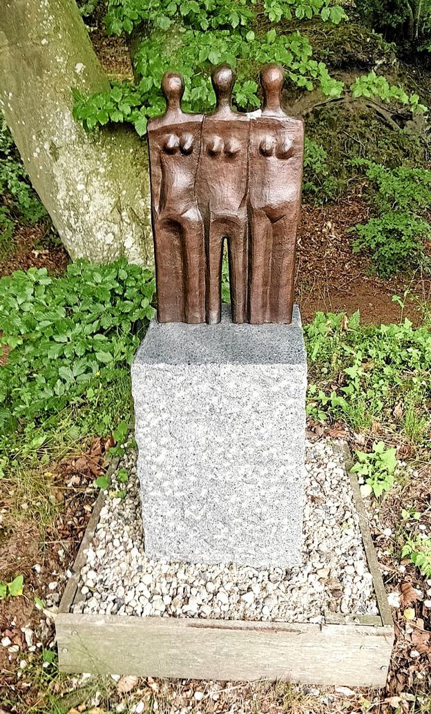 Paul Cederdorff har sit helt eget univers med menneskefigurer, der lige markeres, men som står skuldrer ved skuldrer i ude i landskabet. De er enkle, men stærke.