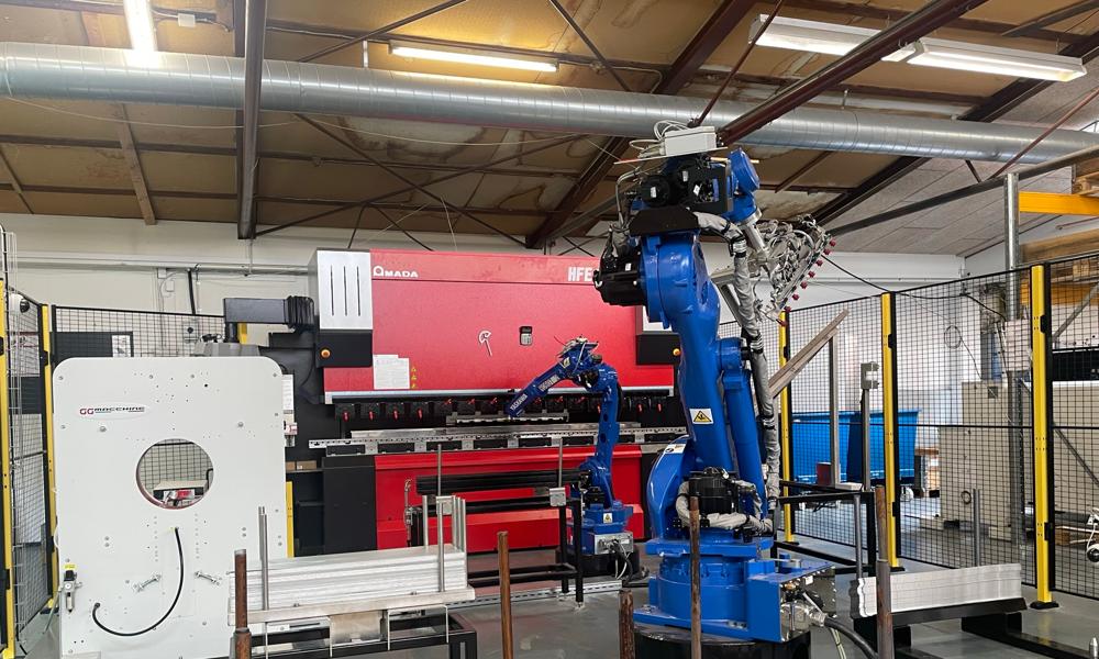 Robotanlægget er overordnet designet til at betjene en Amada kantpresse, der bukker bygningsprofilerne. Robotanlægget er overordnet designet til at betjene en Amada kantpresse, der bukker bygningsprofilerne.