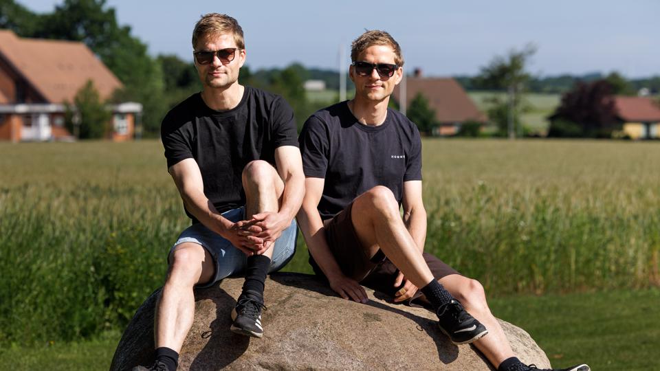 Tvillingebrødrene Jan Nielsen (til venstre) og Søren Nielsen fra Ørding har fulgt samme vej. De gik begge på Ørding Friskole, de ville begge være revisorer og har nu fuldført uddannelsen i firmaet Ernst & Young i Aarhus.