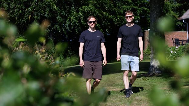 Tvillingerne nyder sommerweekenden i fødebyen Ørding.