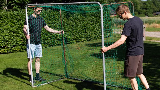 Fodbold har været fritidsinteressen gennem hele opvæksten. Tvillingerne spillede i NIF i Nykøbing og i Aarhus på et lukket hold fra Handelshøjskolen i klubben Lyseng. Her spiller Jan stadig oldboys, mens Søren efter en skade mest kører mountainbike.