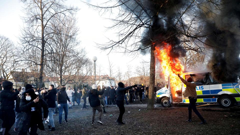 Chefanklager kaldte volden mod politiet i påske i Örebro i Sverige  for grov og omfattende. Anklagemyndigheden havde krævet fængsel på mellem otte og ti år. Der blev fældet straffe på mellem fire og fem og et halvt års fængsel for angreb på politi under en demonstration og koranafbrænding, som Rasmus Paludan havde planlagt. <i>Tt News Agency/Reuters</i>