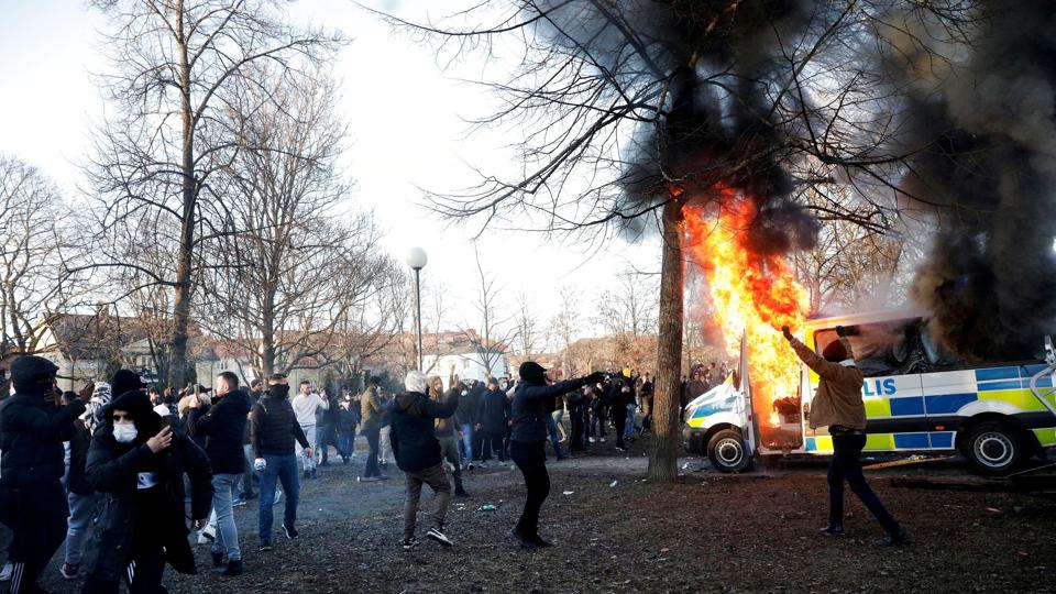 Chefanklager kaldte volden mod politiet i påske i Örebro i Sverige for grov og omfattende. Anklagemyndigheden havde krævet fængsel på mellem otte og ti år. Der blev fældet straffe på mellem fire og fem og et halvt års fængsel for angreb på politi under en demonstration og koranafbrænding, som Rasmus Paludan havde planlagt. <i>Tt News Agency/Reuters</i>