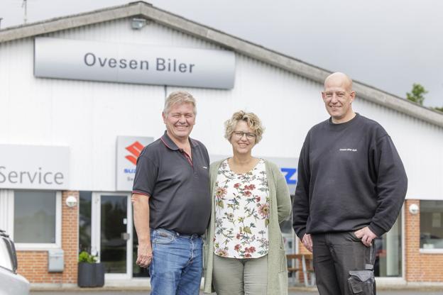 Niels og Liselotte Ovesen overlader 1. juli forretningen til værkfører Lars Sørensen (th). Foto: Torben Hansen