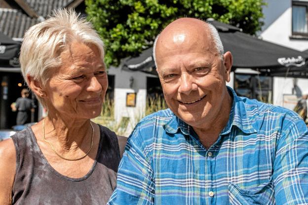 Rita Christensen og Jan Christiansen vil drikke Fjerritslev-øl på terrassen hele sommeren. Foto: Jesper Hansen
