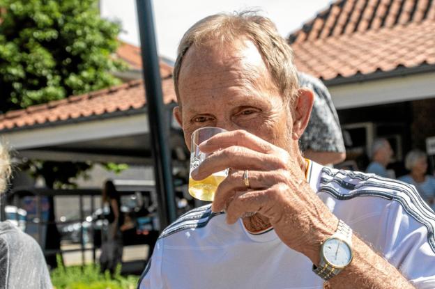 Per Sørensen fra Thisted kan godt lide den nye øl, som stammer fra Thisted Bryghus, men er en hyldest til bryggertraditionerne i Fjerritslev. Foto: Jesper Hansen