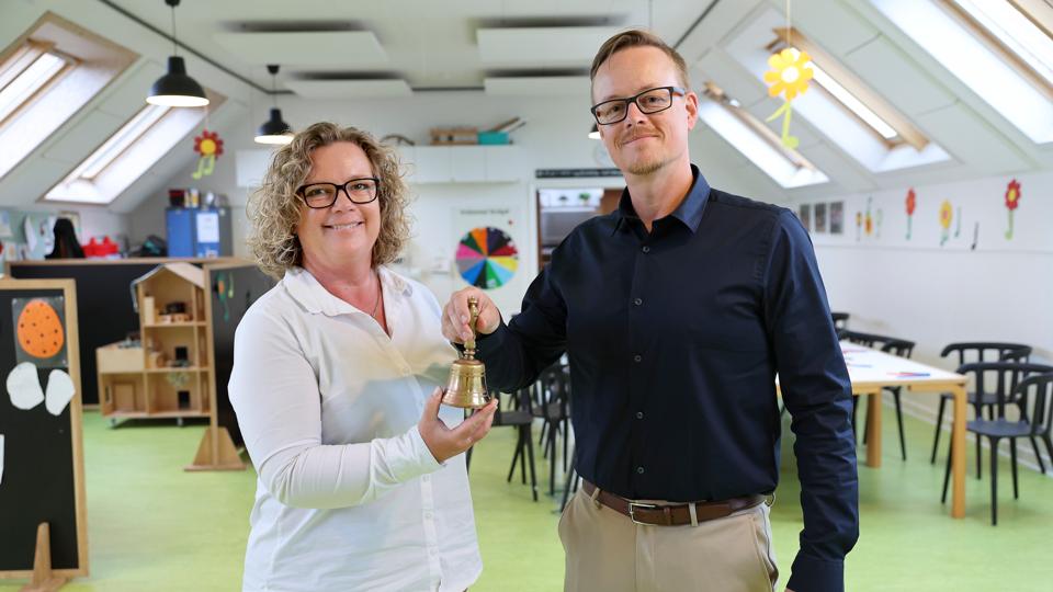 Susanne Dragsbæk Rasmussen stopper som skoleleder på Ingstrup Trivselsskole og -børnehave og overlader trygt klokken til morgensamling til Christian Filholm Nielsen. <i>Foto: Bente Poder</i>