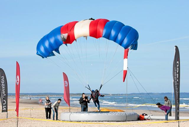 Den amerikanske faldskærmsspringer, James Hayhurst, lander på stranden i Blokhus til Blokhus Open i 2019. Arkivfoto. Foto: Privatfoto