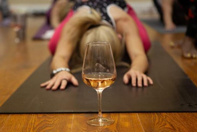 Hvis du ikke er vild med gin, kan du også bringe smagssansen i spil til vin-yoga tidligere på dagen. Foto: Sinas Yoga
