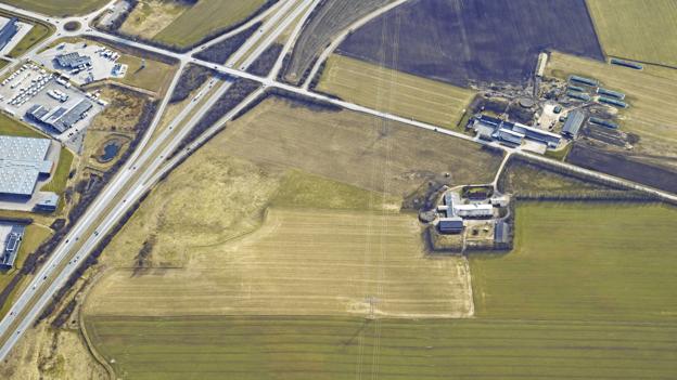 En ny udstykning til virksomheder er på vej på vestsiden af motorvejen ved Nibevej. <i>Skråfoto: Styrelsen for Digitalisering og Effektivisering</i>