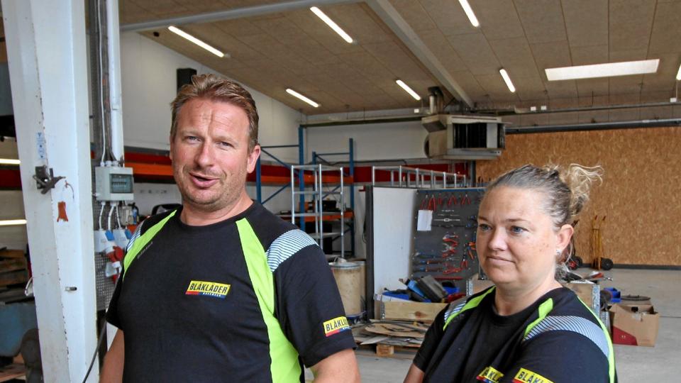 Ægteparret Carina og Tom Hesselborg driver Hjallerup Smede- og Maskinservice. Selskabet bag har de nu måttet erklære konkurs - men virksomheden og arbejdspladserne bevarer de ved at føre driften over i et andet selskab. <i>Arkivfoto: Jørgen Ingvardsen</i>