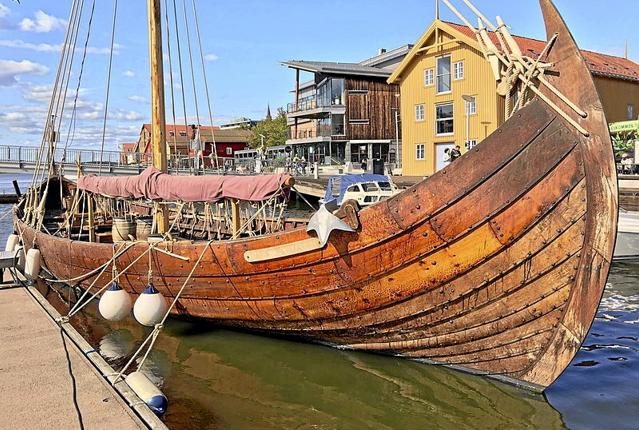 Vikingeskibet kommer til Livø. Privatfoto