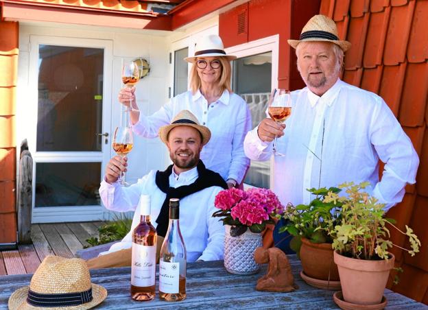 Mads Reimer Andersen, Vivie Valgren og Ole Svendsen fra Skagen Handelsstandsforening klædt i hvidt med rosévin, ligesom byen vil være det i dagene omkring Sankt Hans. Foto: Vibe Maria Dahl Andersen