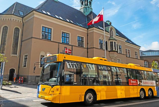 På busserne bliver Grønlands nationaldag fejret med både Dannebrog og Erfalasorputdet, det grønlandske flag som du blandt andet også kan se foran Borgmesterens Forvaltning på Boulevarden. Foto: Katrine Schousboe <i>Foto: Katrine Schousboe</i>