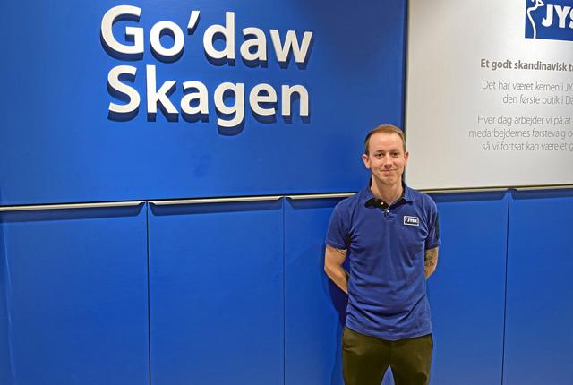 Store Manager Lasse Nielsen Dam foran den nye udgave af JYSK i Skagen. Privatfoto.