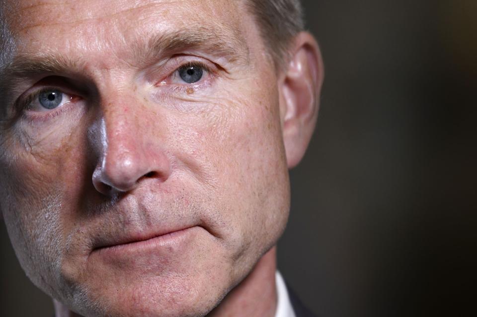 Kristian Thulesen Dahl (DF) har angiveligt endnu ikke besluttet sig for, om han vil blive i DF eller ej. Det er ikke særlig troværdigt, lyder vurderingen fra politisk kommentator Hans Engell. <i>Philip Davali/Ritzau Scanpix</i>
